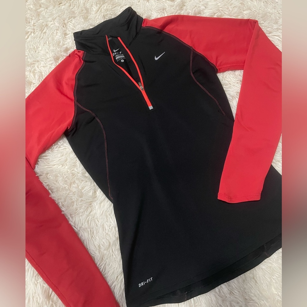 Nike Women’s Dri-Fit Quarter Zip size Small